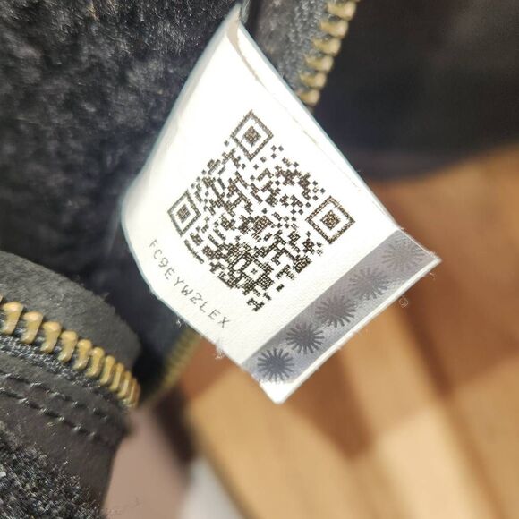 UGG Blayre II Women's boots Size 8 insulated Sherpa & Black sheepskin - Picture 10 of 12